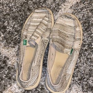 Great condition Sanuks